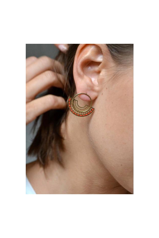 Boucles d'oreilles aztèque brodée avec broderie rouge vif